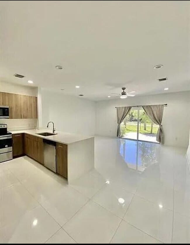 Building Photo - 1060 Crystal Way