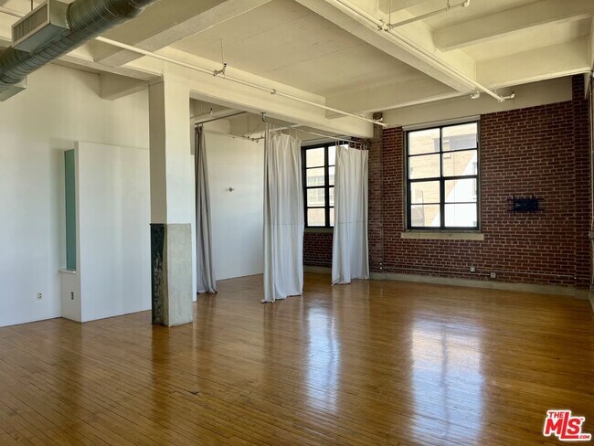 Building Photo - 1850 Industrial St
