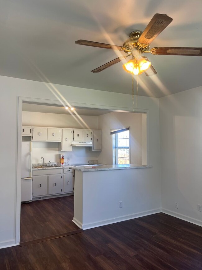 Foto del edificio - 1 month free with 13 month lease- East Nas...