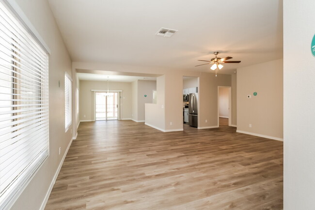 Building Photo - 732 E Drifter Pl