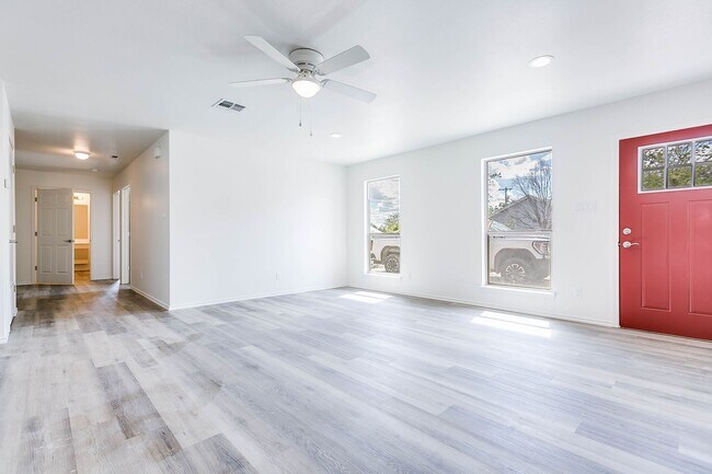 Foto del edificio - COMING SOON - 2 Bedroom Duplex w/ Modern F...