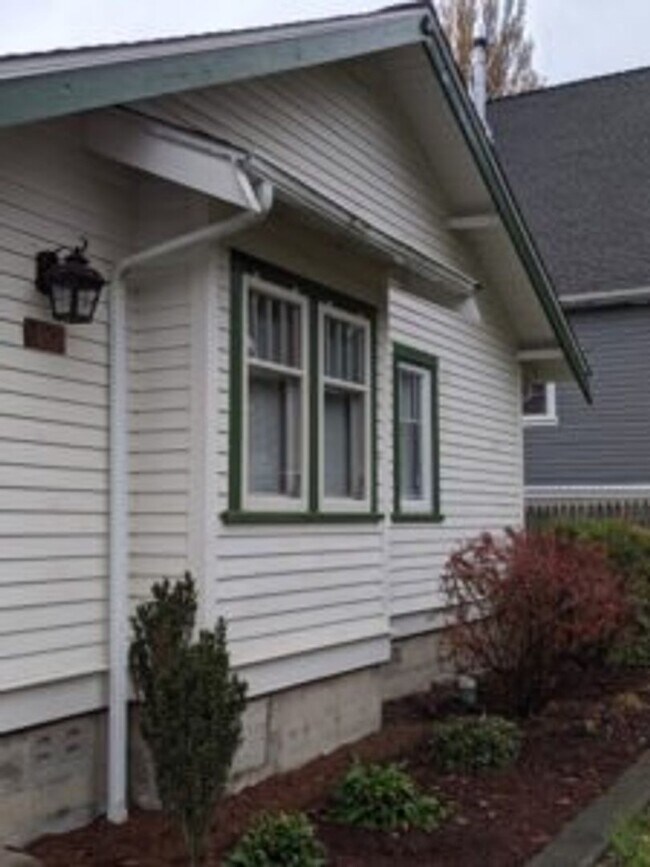 Building Photo - 3-bedroom, 1-bathroom home in the heart of...