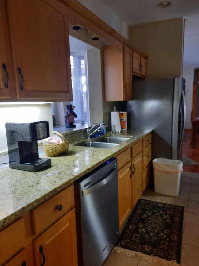 Building Photo - $1,800 - 2 Bed / 2 Bath Furnished Luxury C...