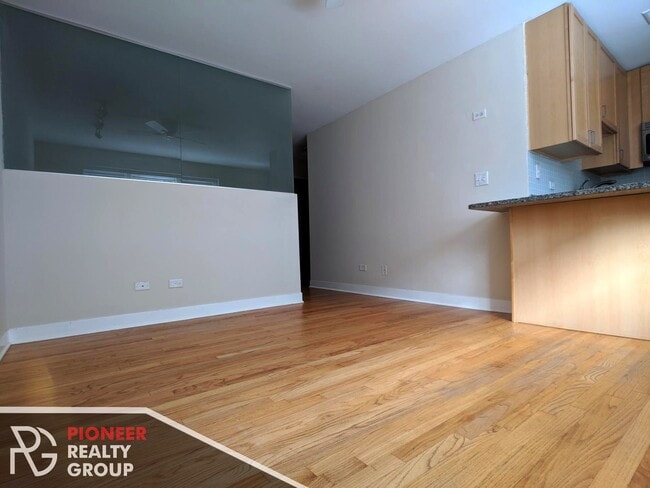 Building Photo - 643 W Wrightwood Ave