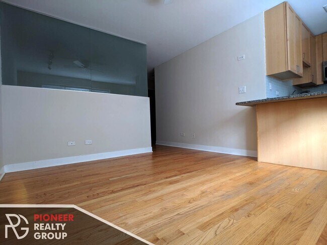 Foto del edificio - 643 W Wrightwood Ave