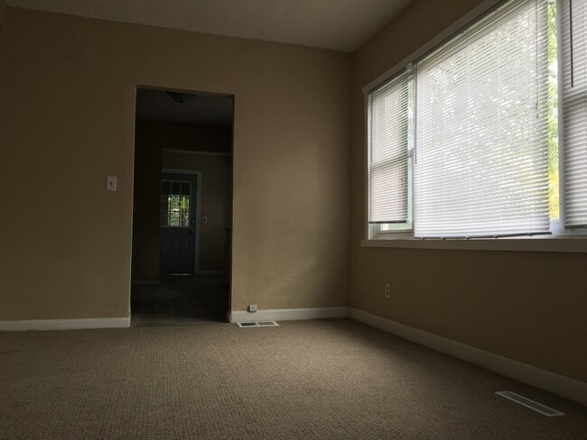Building Photo - Beautiful 3 Bedroom 1 bath house in St. Paul
