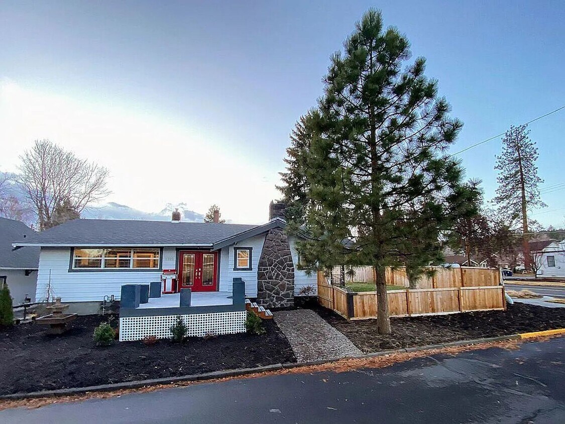 3 br, 2 bath House 1395 NW Grove Rd. House Rental in Bend, OR