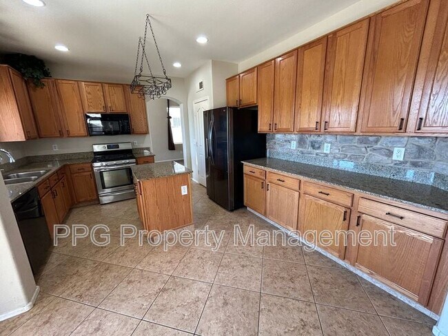 Foto del edificio - 18067 W Turquoise Ave