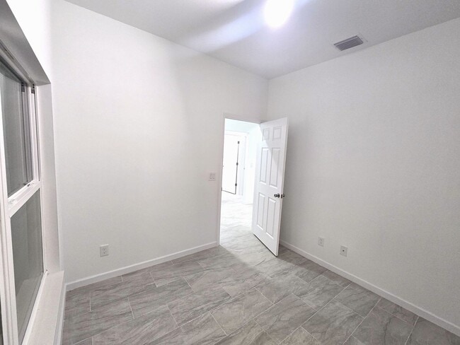 Foto del edificio - Brand-New 4BR/2BA Luxury Home with 2-Car Garage – Desirable 33971 Location