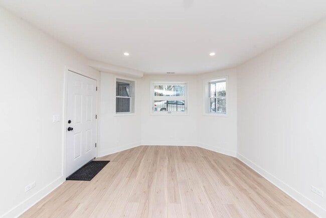 Building Photo - 2 bedroom in Chicago IL 60618