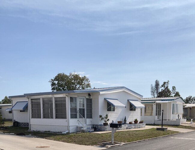 Building Photo - 914 Cortina Blvd