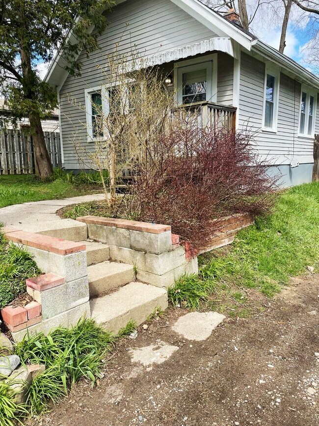 Foto del edificio - Lovely Two Bedroom House Near Washtenaw Golf Club!