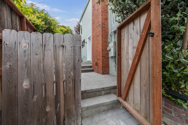 Building Photo - 16026 Selborne Dr