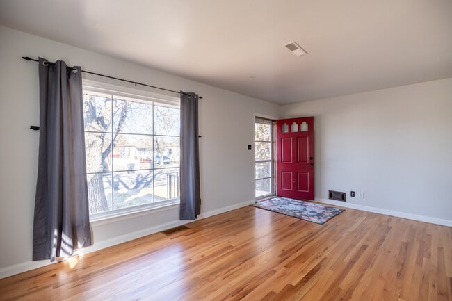 Building Photo - 3323 Alexander Ave