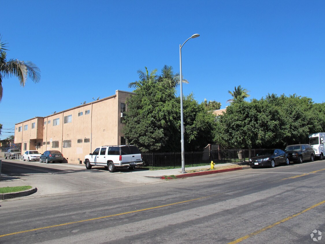 Foto principal - Slauson Village Apartment Homes