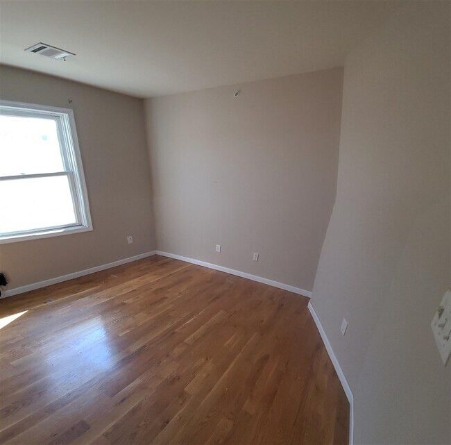 Building Photo - 467 Palisade Ave