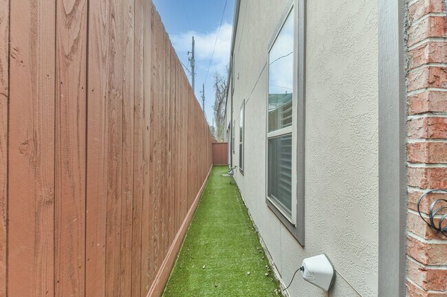 Building Photo - For Lease | 3 Bed, 2 Bath | 2,442 Sq Ft | ...