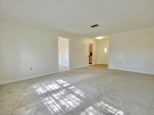 Foto del edificio - Spacious 3 Bedroom / 2 Bath with washer/dr...