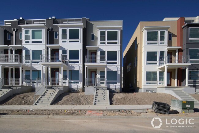 Photo - 1452 W Cook Ln House