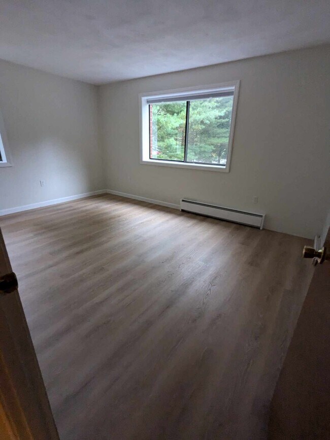 Building Photo - 8 Longmeadow Dr