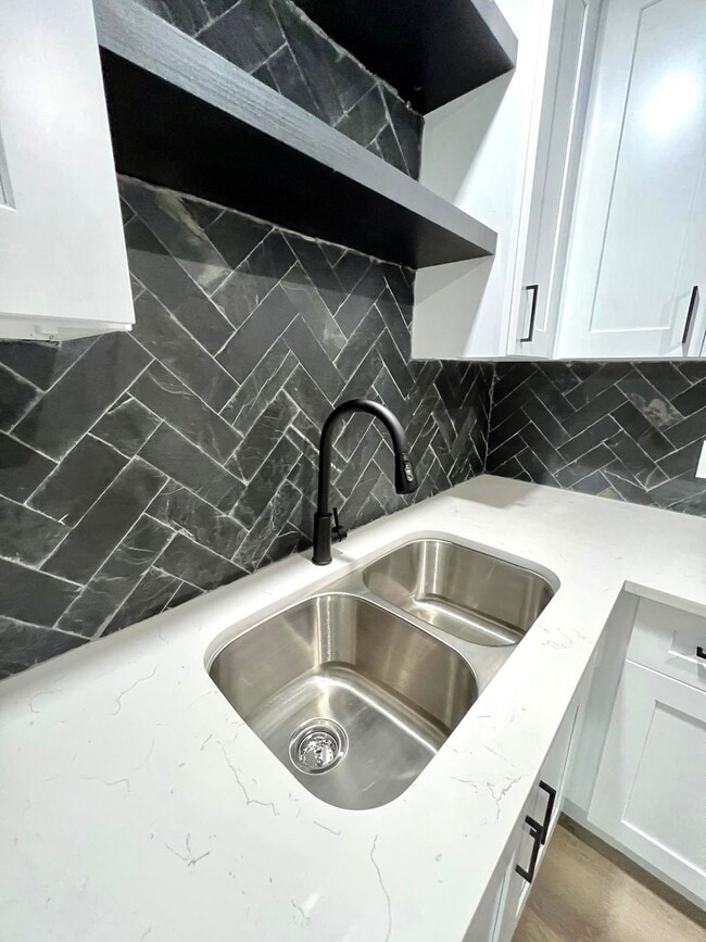 Foto del edificio - 2107 Garvey Dr