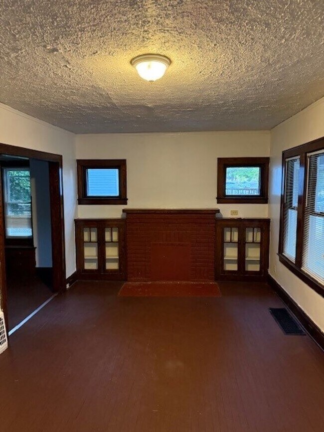 Foto del edificio - Charming 4-Bedroom Single Family Home for Rent!