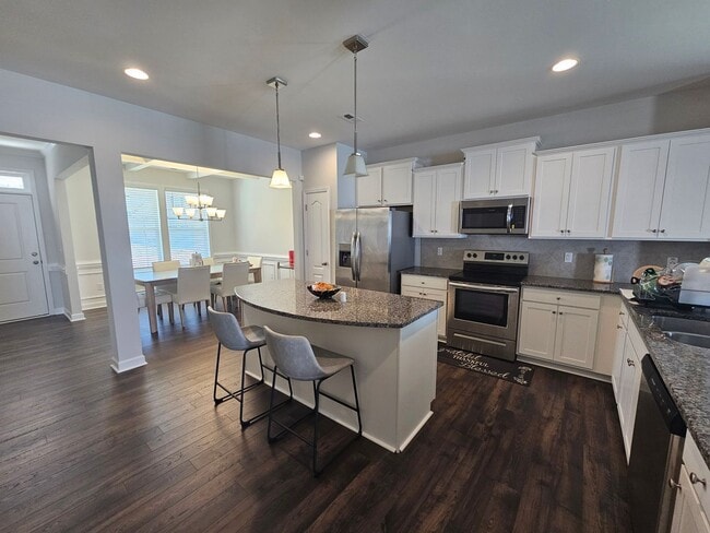 Foto del edificio - Like New Home featuring 4 Bedrooms, a Loft, and a fully fenced Yard!