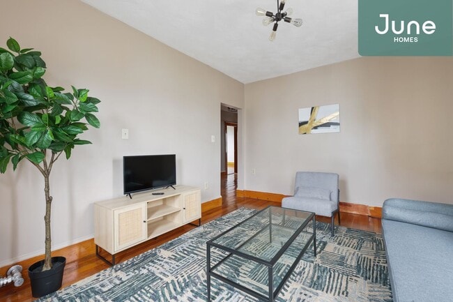 Building Photo - ROOM ONLY in 4-bed/1.0-bath Home