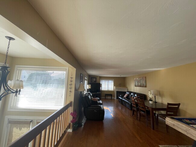 Building Photo - 345 Captain Eames Cir