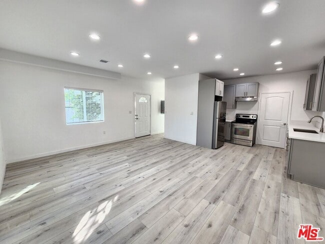 Foto del edificio - 11618 Balboa Blvd