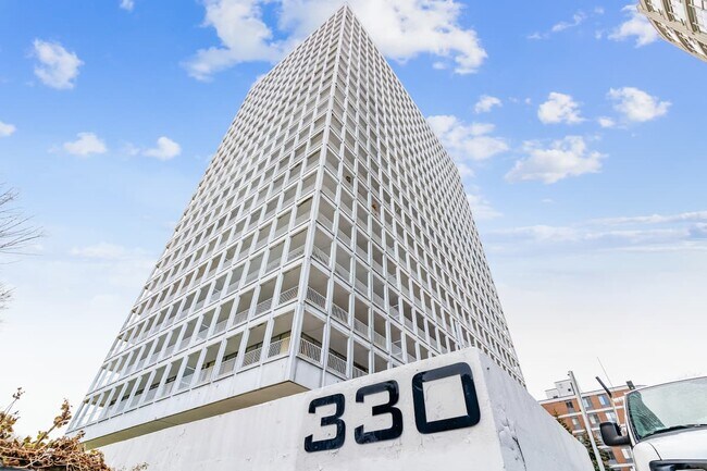 Photo du bâtiment - Tower Hill East