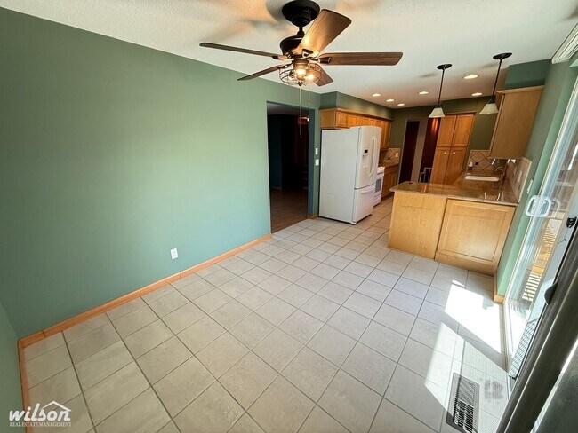 Foto del edificio - Spacious 4-Bedroom Yakima Home with Hot Tu...