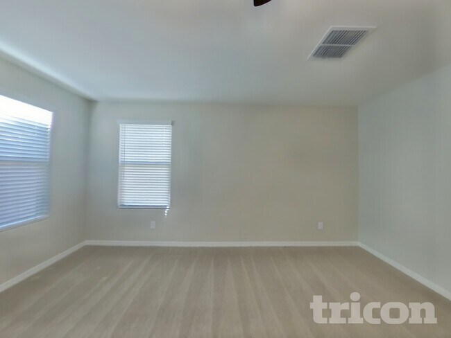 Foto del edificio - 8023 W Albeniz Pl