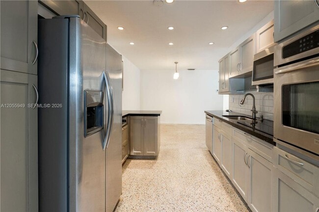 Building Photo - 565 NE 160th Terrace