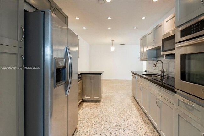Foto del edificio - 565 NE 160th Terrace