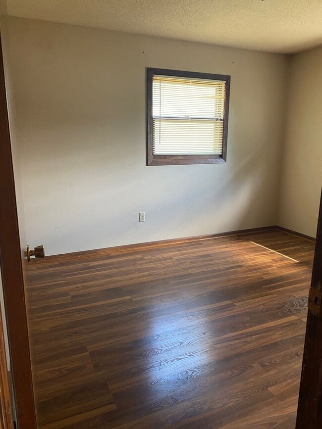 Building Photo - Cozy, single family home