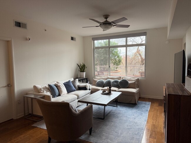 Building Photo - 54 Rainey St