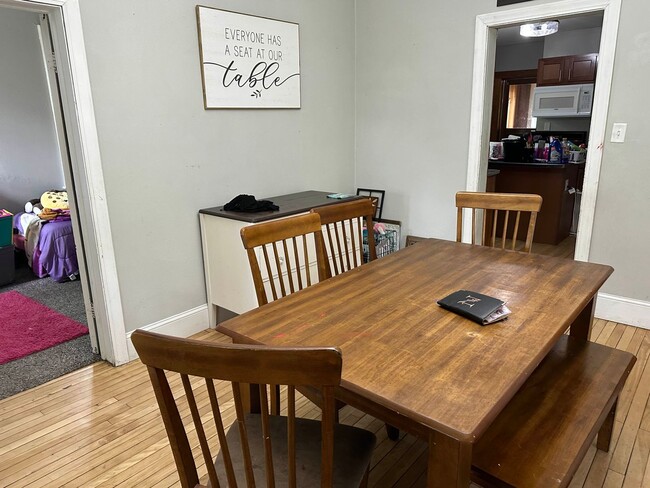 Building Photo - $1,000| 3Bd 1Ba|1143 E Madison St| Availab...