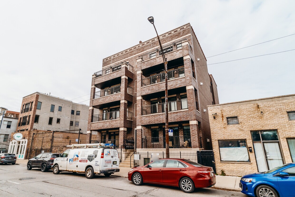 Foto principal - 1324 W Grand Ave