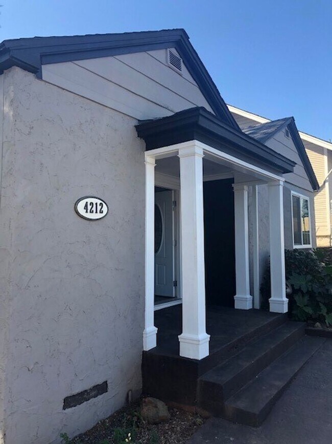 Foto del edificio - 2 BED 1 BATH HOME IN SHASTA LAKE