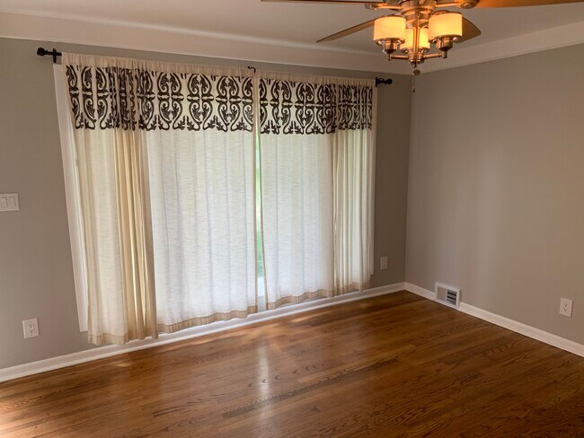 Foto del edificio - 3215 Sylvan Dr