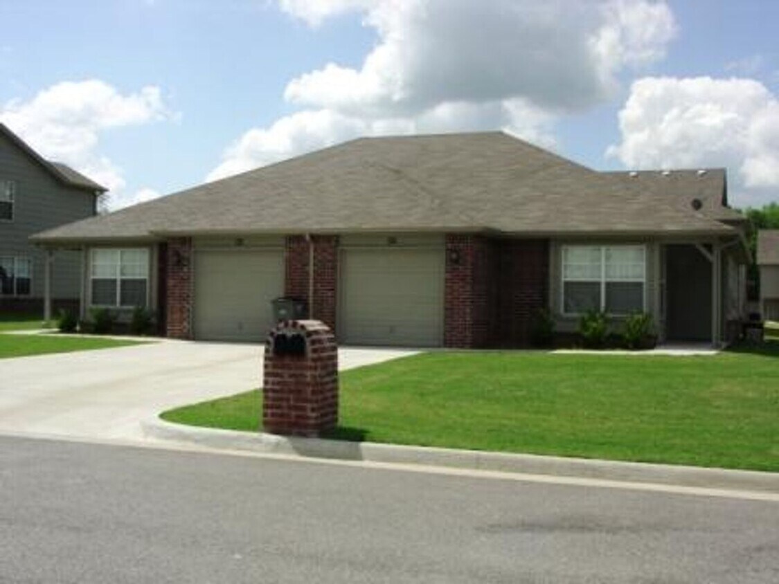 954956 Hamilton Falls, Catoosa, OK 74015 Townhome Rentals in Catoosa