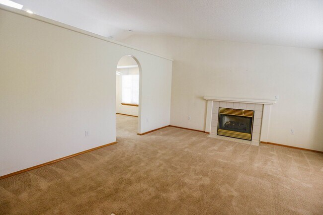 Foto del edificio - Welcome to the spacious one-level home in ...