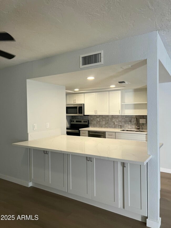 Foto del edificio - 540 E Royal Palms Dr