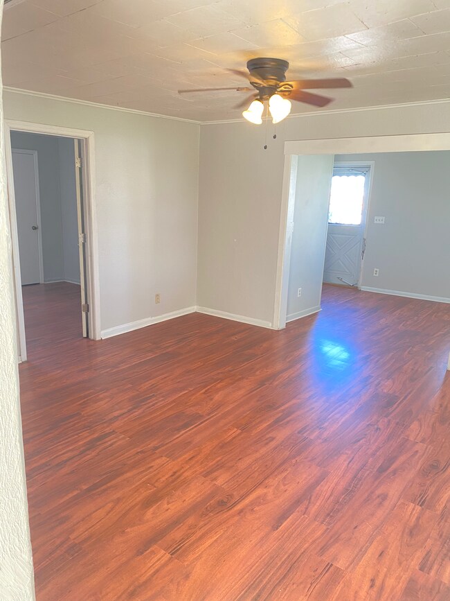 Foto del edificio - 1412 N Harris Ave