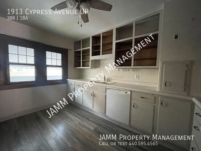 Building Photo - Charming 3 Bedroom Unit in Cleveland!