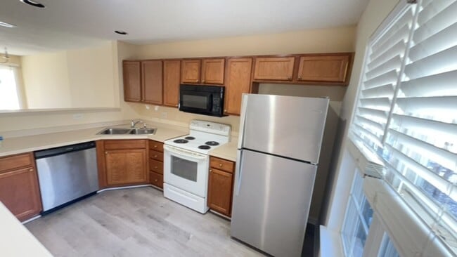 Building Photo - 2 BEDROOM TOWNHOME IN GATED COMMUNITY!