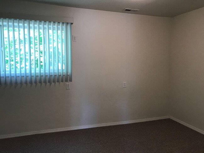 Building Photo - 7011 N Market St