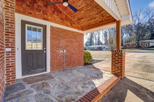 Foto del edificio - Beautifully Updated 4-Bed, 2.5-Bath Ranch Home in Belmont