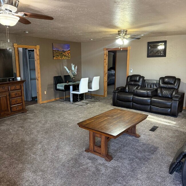 Foto del edificio - Spacious 3 Bed 2 Bath Home in Orchard Mesa